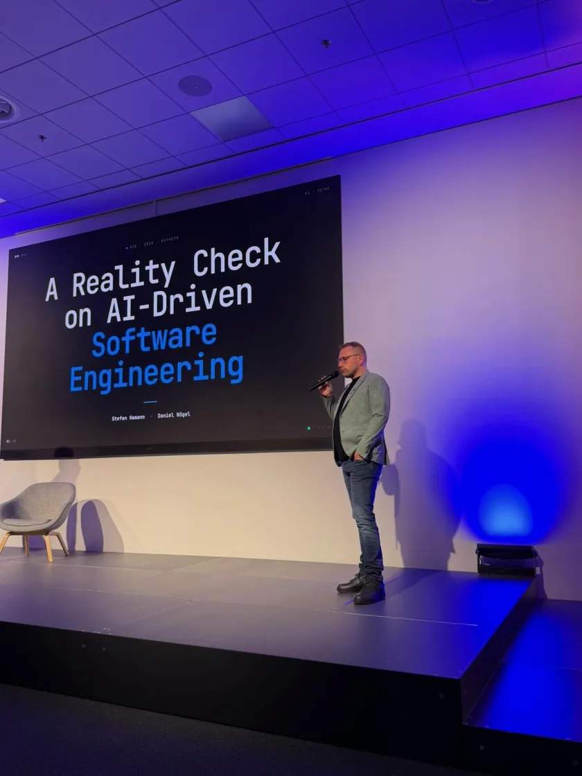 Stefan Hamann bei einem Vortrag über KI in der Softwareentwicklung
